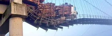 Transporte forestal: Camión dañó puente Quillén en Carahue y permanece colgando amenazando con caer al río