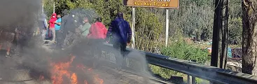 Acusan discriminación: Pescadores artesanales de la provincia de Arauco cortan carretera exigiendo beneficios de los que fueron excluidos