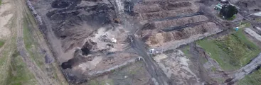 Organizaciones de Arauco exigen cierre de planta de desechos forestales que afecta humedal Estero El Molino en Laraquete
