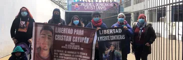 Familiares de presos políticos del Estallido llegaron a la sede de la DC para exigir se ponga en tabla del Senado ley de indulto