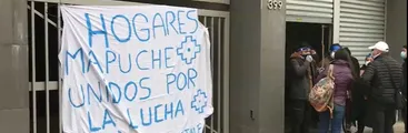 Estudiantes mapuche se toman dependencias de Conadi y Junaeb en Temuco