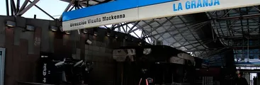 A casi dos años del hecho: Tribunal absolvió a dos personas acusadas por incendio de Metro La Granja durante el Estallido