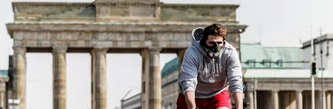 Alemania comienza a restringir a población no vacunada en su peor momento de contagios