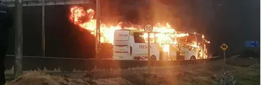 Dos buses de transporte de trabajadores a Proyecto MAPA fueron destruidos en Colcura