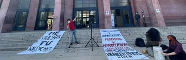 Estudiantes de la U. de Chile se manifiestan contra requerimiento presentado por diputados de derecha que persigue cátedras de género y sexualidad