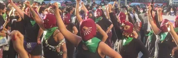 Multitudinaria marcha recorrió las calles de Valparaíso contra la violencia hacia las mujeres