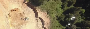 Extracción de áridos: Cantera "El Pellín" continúa excavando el cerro junto al estero Bellavista entre Tomé y Penco