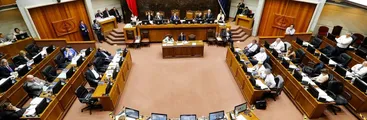 El Senado se pone la soga al cuello y salva a Piñera de ser destituido