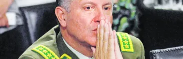 Corrupción en Carabineros: Tribunal revocó prisión preventiva contra ex general director Bruno Villalobos