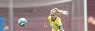 Argentina: Expulsan a futbolista acusándola de besar a compañera de equipo