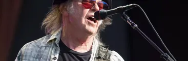Neil Young amenaza con retirar su catálogo de Spotify si plataforma no elimina podcast antivacunas
