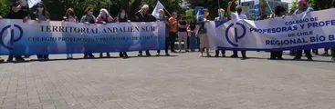 Docentes se movilizan contra despidos que golpean la calidad de la educación pública y precarizan su profesión