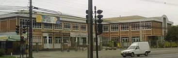 Funcionaria denuncia a ex director de la escuela René Louvel de violación y aparecen hasta ocho casos más sobre abuso sexual