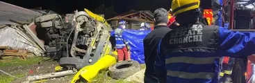 Accidente laboral: Conductor de camión salmonero volcó sobre inmuebles y falleció en Chiloé