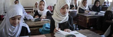 Afganistán: Talibanes prohíben la educación secundaria para niñas