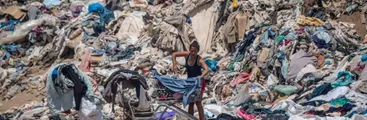 Un desierto de basura en Chile: La ropa que viste kilómetros del norte