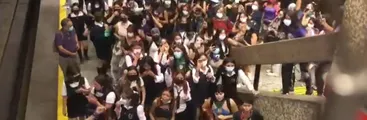 Como en el Estallido: Estudiantes secundarias protagonizan evasión masiva en estación Baquedano del Metro