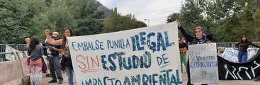 Manifestantes se tomaron puente en San Fabián para impedir llegada de nueva concesionaria del proyecto Embalse Punilla en el río Ñuble