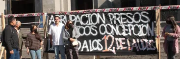 Familiares de jóvenes imputados en el Caso Udec protestan y llaman a Boric a cumplir compromisos de campaña y retirar querellas en su contra