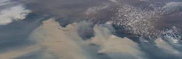 Estudio evalúa influencia del humo de incendios forestales en disminución de ozono en el Ártico y la Antártica