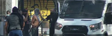 Nuevo ataque de supuestos ambulantes contra manifestantes en Estación Central dejó grave a periodista: Carabineros otra vez brillo por su ausencia 