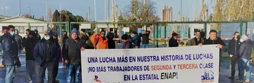 "No sé qué pesa más, si el directorio de ENAP o el Gobierno": Subcontratados llegaron en caravana a presionar intervención de Delegación Presidencial en su conflicto laboral