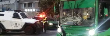 Carro lanza gases impactó bus de pasajeros y ambulancia policial que se dirigía a atender a carabineros heridos chocó con otra micro