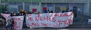 Toma en liceo Polivalente de Lebu: Filtraciones en su techumbre y cañerías de calefacción sin mantención motivaron movilización estudiantil