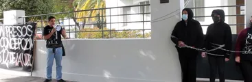 Familiares de perseguidos políticos del Caso Udec se encadenaron exigiendo a rector Saavedra retirar la querella que mantiene en su contra