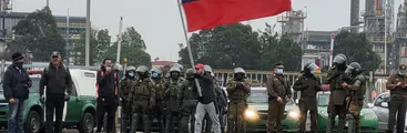 Barricadas en Costanera y represión policial en cercanías de escuela de Hualpén marcan nueva jornada de protesta de subcontratados de ENAP