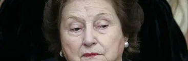 Demanda de ex enfermera de Lucia Hiriart revela que la obligaban a limpiar y reutilizar guantes quirúrgicos y realizar turnos de casi 72 horas