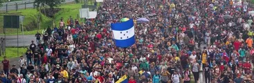 Quince mil personas avanzan desde centroamérica hacia EE.UU.