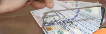 Peso chileno en caída libre: Dólar rompe la barrera de los $900