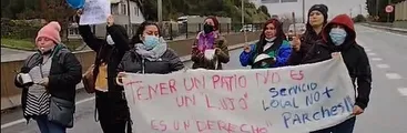 Apoderadas cortan ruta Concepción-Cabrero pidiendo mejores condiciones para Escuela Básica Fundo Chanco