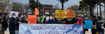 Daem de Talcahuano trasladaría estudiantes de escuela afectada por tromba marina hasta liceo Polivalente: Liceanos/as perderían laboratorios y biblioteca