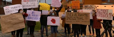 Fisuras en pisos, paredes y escaleras: Los impactos que han dejado los trabajos del Puente Industrial en la población Floresta 5 y 7 de Hualpén