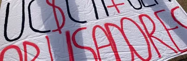 Estudiantes de periodismo UCSC acusan demora en investigación contra alumno denunciado por acoso sexual