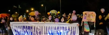 Mujeres marcharon por Chiguayante en repudio a violación de joven: PDI aún no detiene al agresor