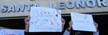 Goteras, robos, falta de internet y teléfono: El abandono municipal que padece la comunidad educativa del liceo Santa Leonor