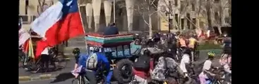Anuncian querella contra conductor de carreta que atropelló y dejó en Posta Central a ciclista por el Apruebo
