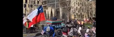 Partidarios del Rechazo atropellan y golpean a ciclistas que participaban de actividad por el Apruebo en Santiago