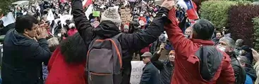 Masiva marcha en Valdivia: sindicatos de trabajadores y docentes de la UACh manifestaron su descontento ante nulo avance en negociaciones colectivas