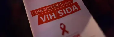 VIH-SIDA, la pandemia silenciada: Unas cien personas entre 13 y 29 años se contagian por semana en Chile