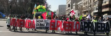 Masiva movilización de comités de vivienda recorrió Santiago a favor de la propuesta de nueva Constitución