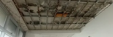 Estudiantes de liceo A 21 no descartan retomarse su establecimiento si municipio de Talcahuano no cumple plazo de reparación de goteras y remoción de hongos 