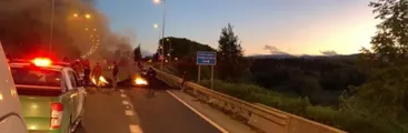 Pescadores artesanales de Arauco cortan Ruta 160 en protesta a prohibición de extracción de productos del mar