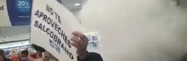 Trabajadoras/es de Salcobrand acusan a empresa de encerrarles al interior de un local y soltar gas en medio de manifestación