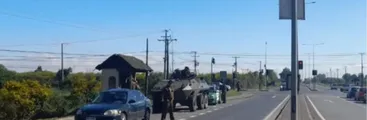 Ejército protagoniza choque de tanqueta con vehículo particular en Los Ángeles