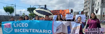 Multitudinaria marcha docente contra plan de educación 2023 se vivió en Talcahuano: Despidos y combinación de cursos son las principales críticas a la propuesta municipal