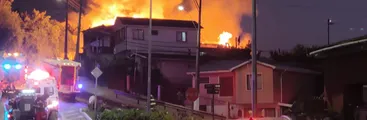Incendio que consumió siete casas en Tomé se habría originado por falla eléctrica